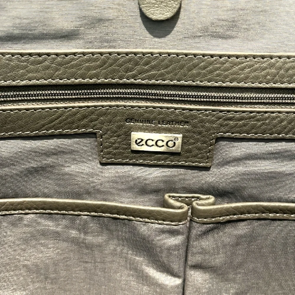 Rare Ecco Unisex Ely Grey Pebbled Leather Messenger Bag is Pristine